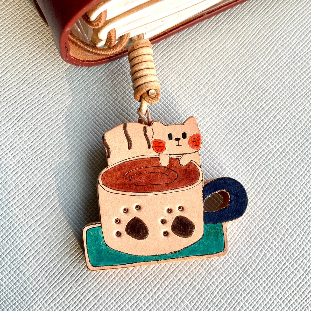 Handgjord läder-charms med flicka och katt