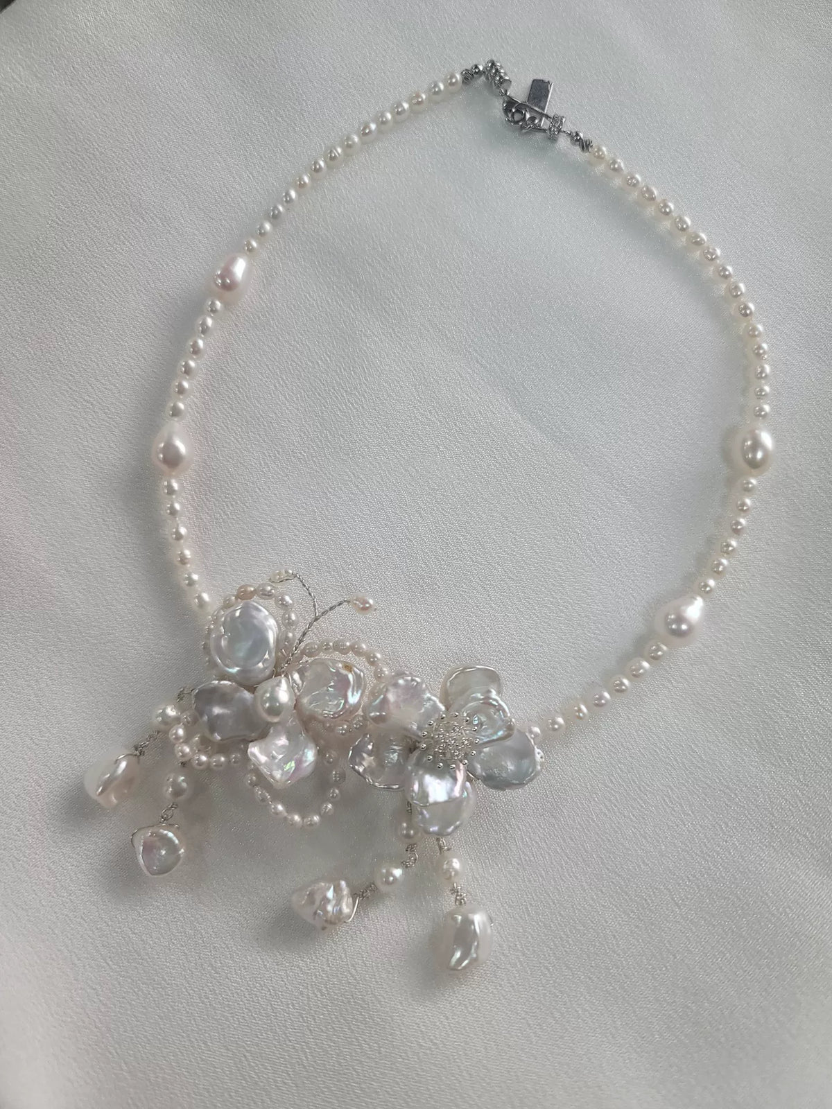 Collier papillon et fleur en perles de culture d'eau douce naturelles