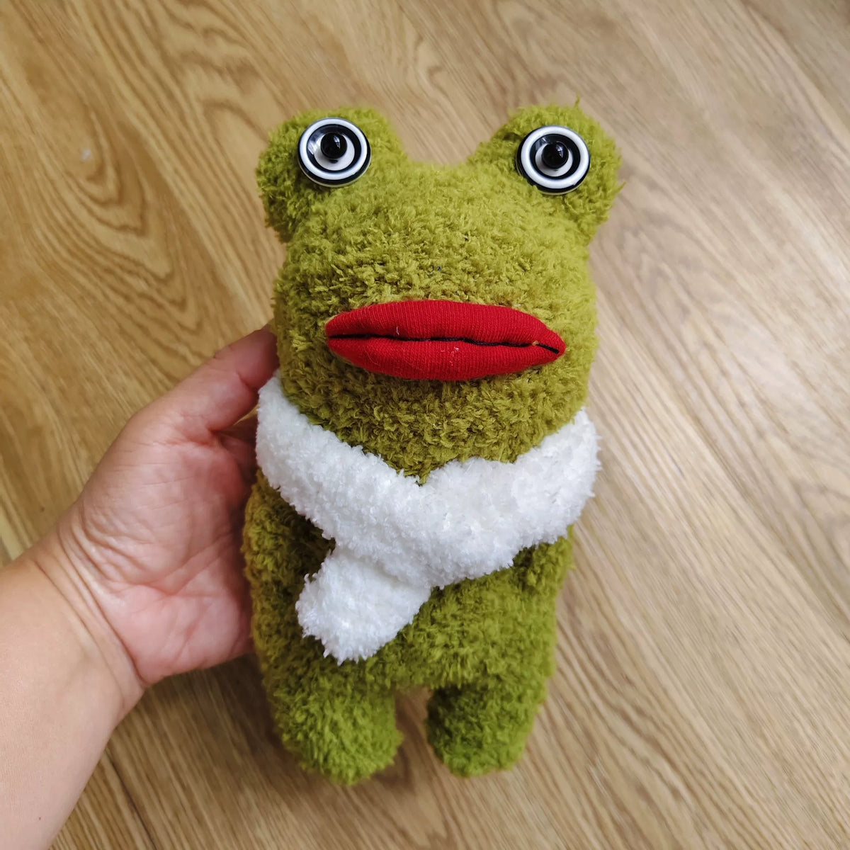 Ranoca di peluche fatta a mano in tessuto verde calza