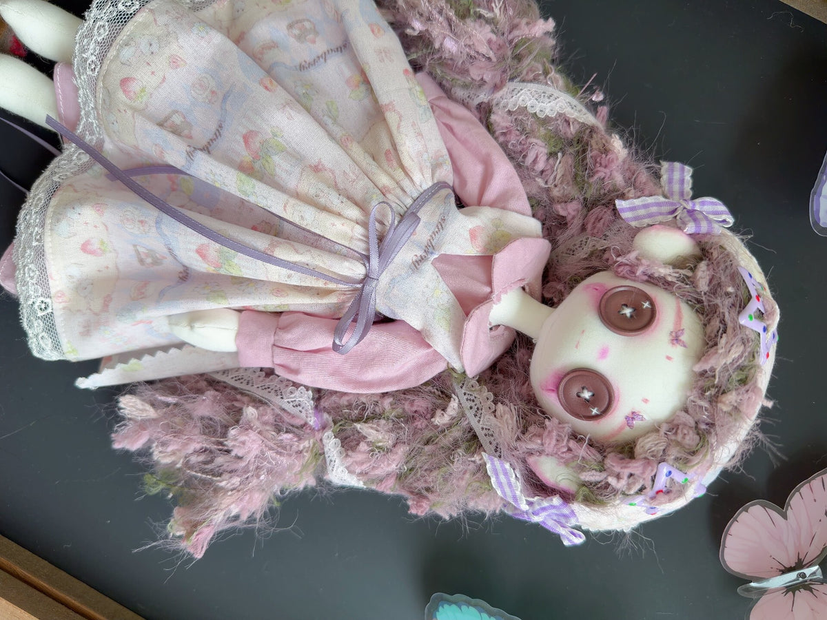 Handgefertigte Stoffkunstpuppe mit Knopfaugen