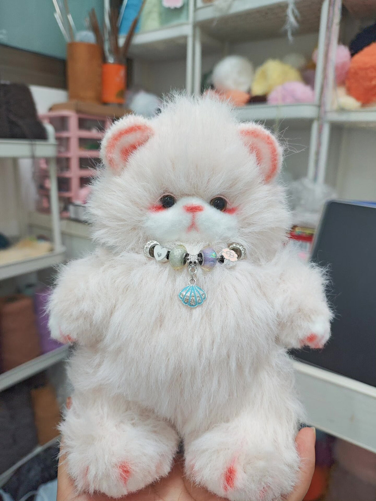 Flauschiges weißes Plusch-Feenbärchen
