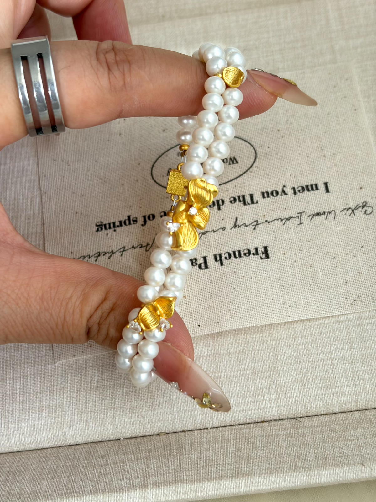 Bracelet à Double Rang de Perles Naturelles et Orchidées