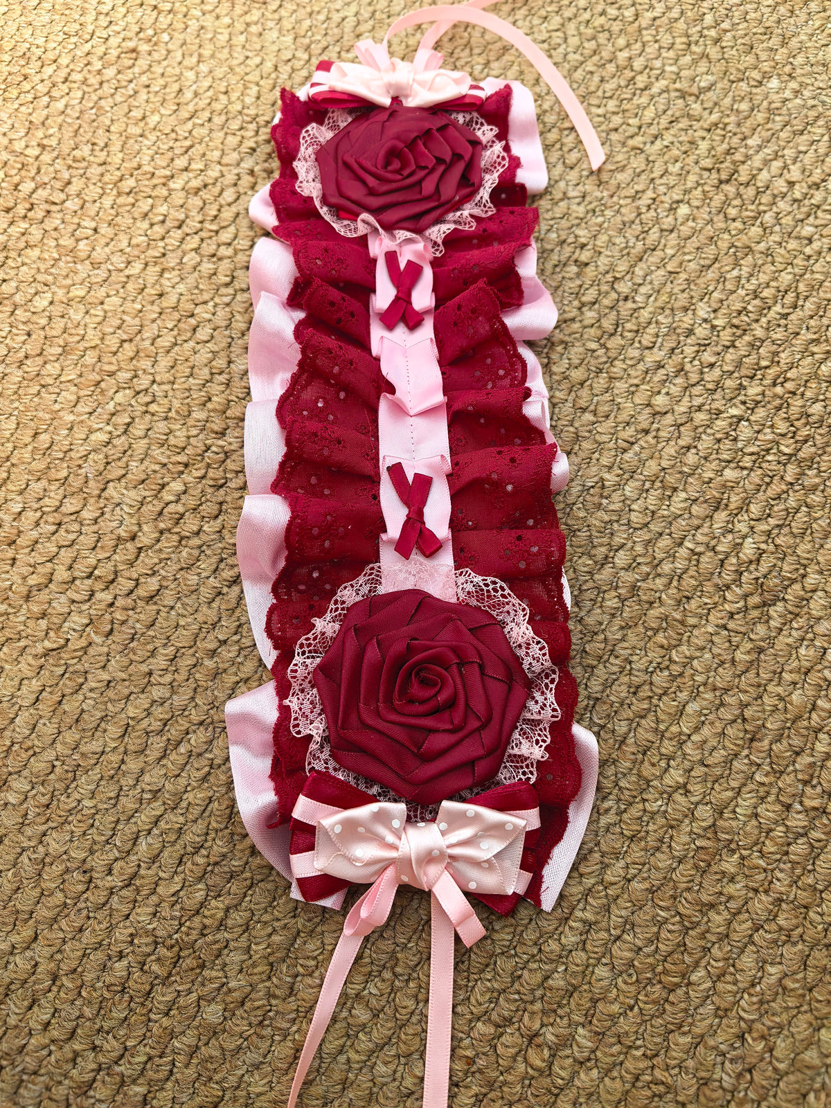 Conjunto de Faixa e Gargantilha de Renda Vermelho Profundo