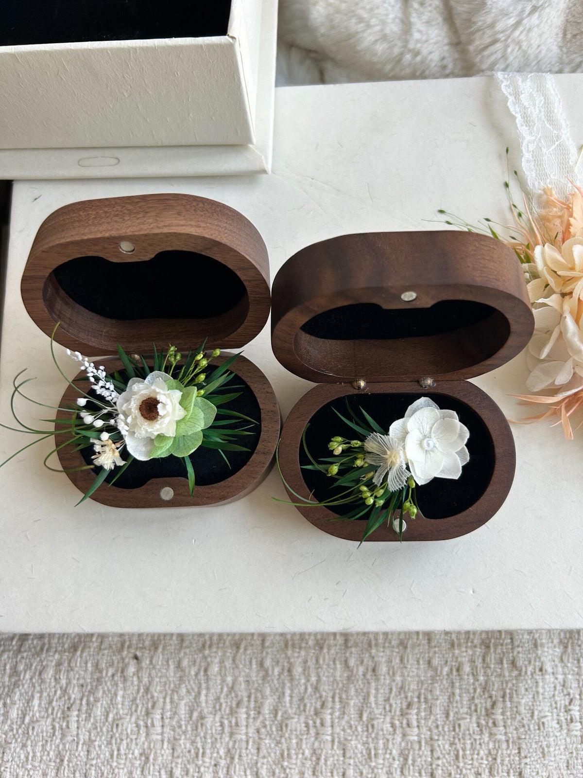 Anéis de Flores Preservadas Branco e Verde — Par