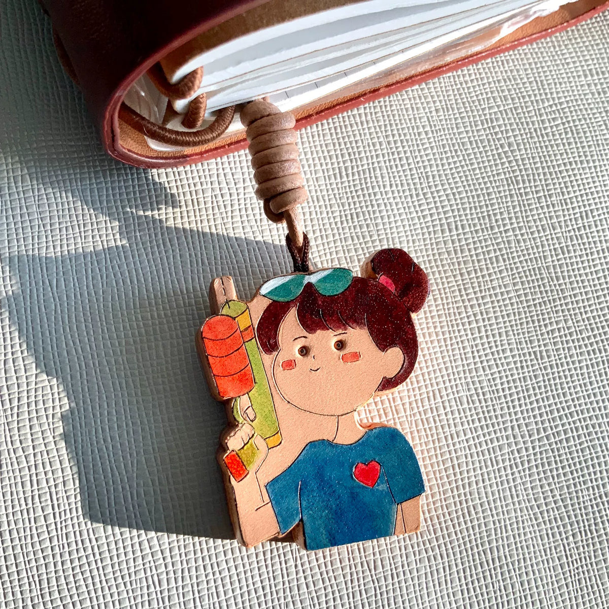 Handgesneden lederen charm set