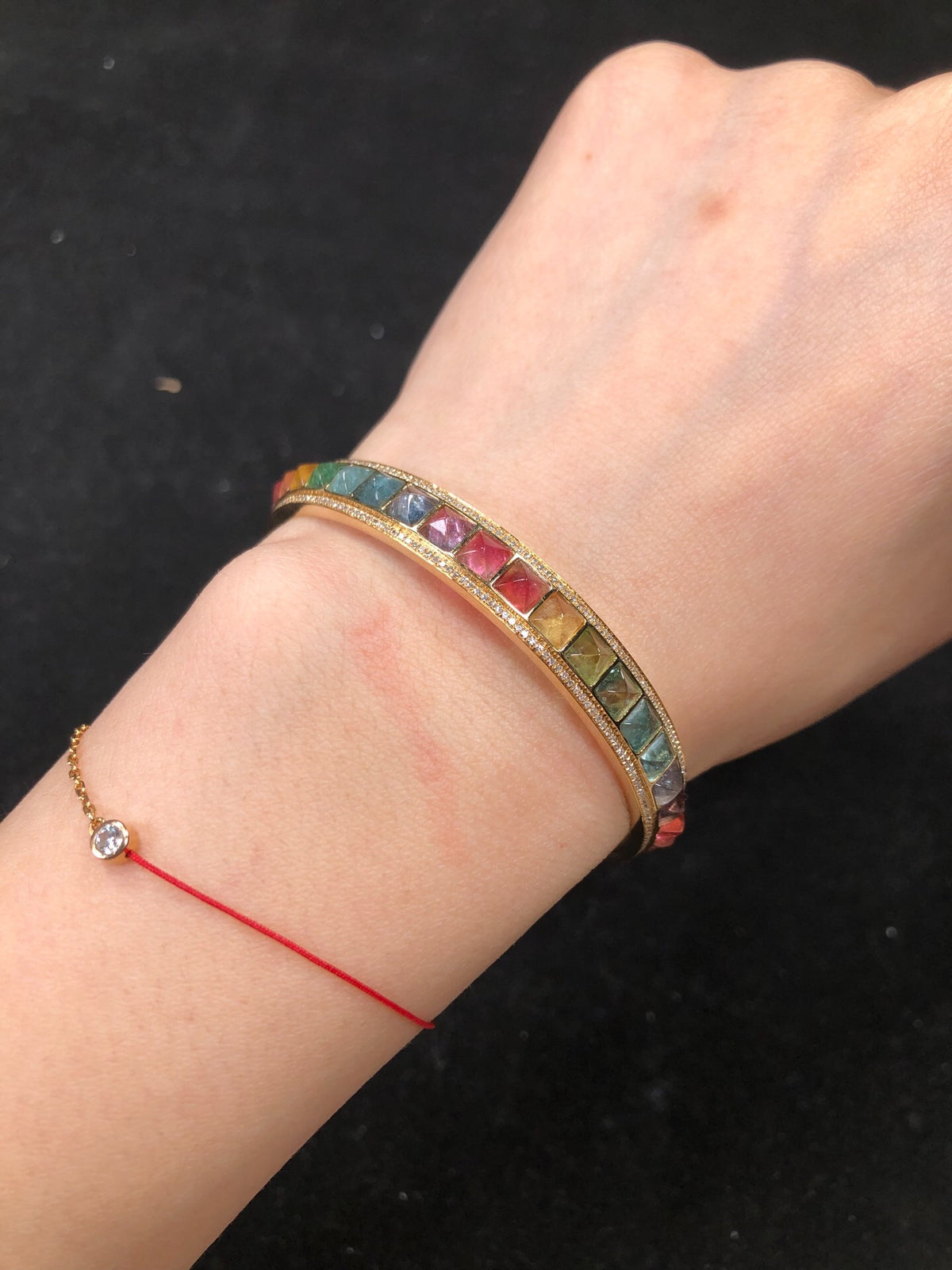 Armreif mit Regenbogen-Edelsteinen in Gold