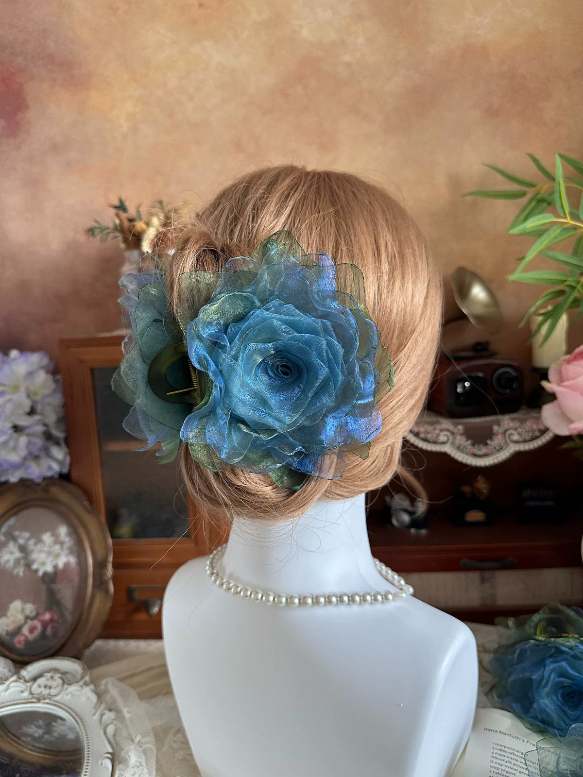 Pinça de Cabelo em Rosa de Organza Iridescente Feita à Mão