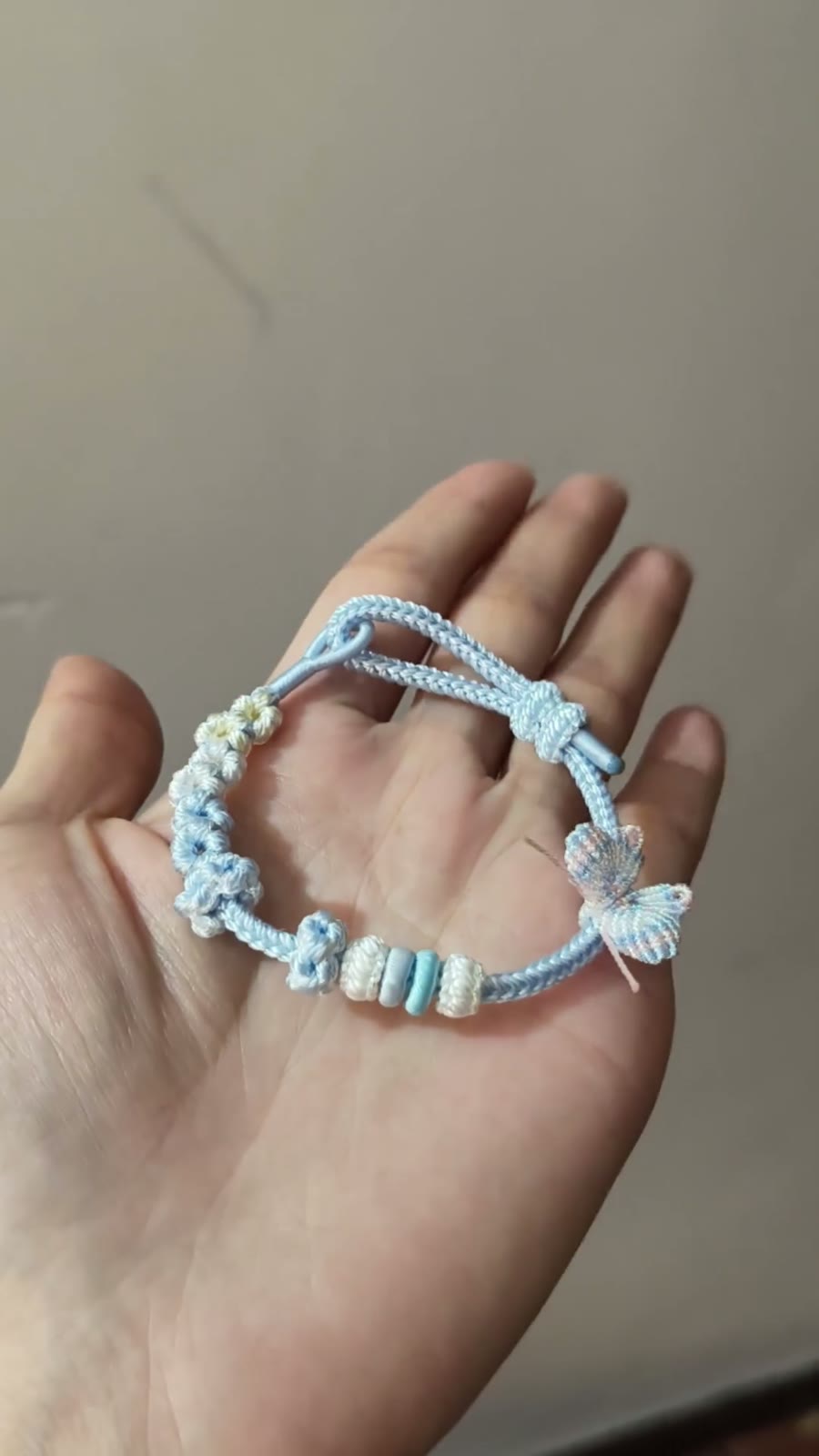 ハンドメイド ブルー＆ホワイトの編み込みレスレット 蝶と花