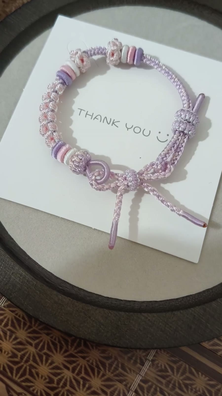 Braccialetto con fiori in sfumature rosa e bianco fatto a mano