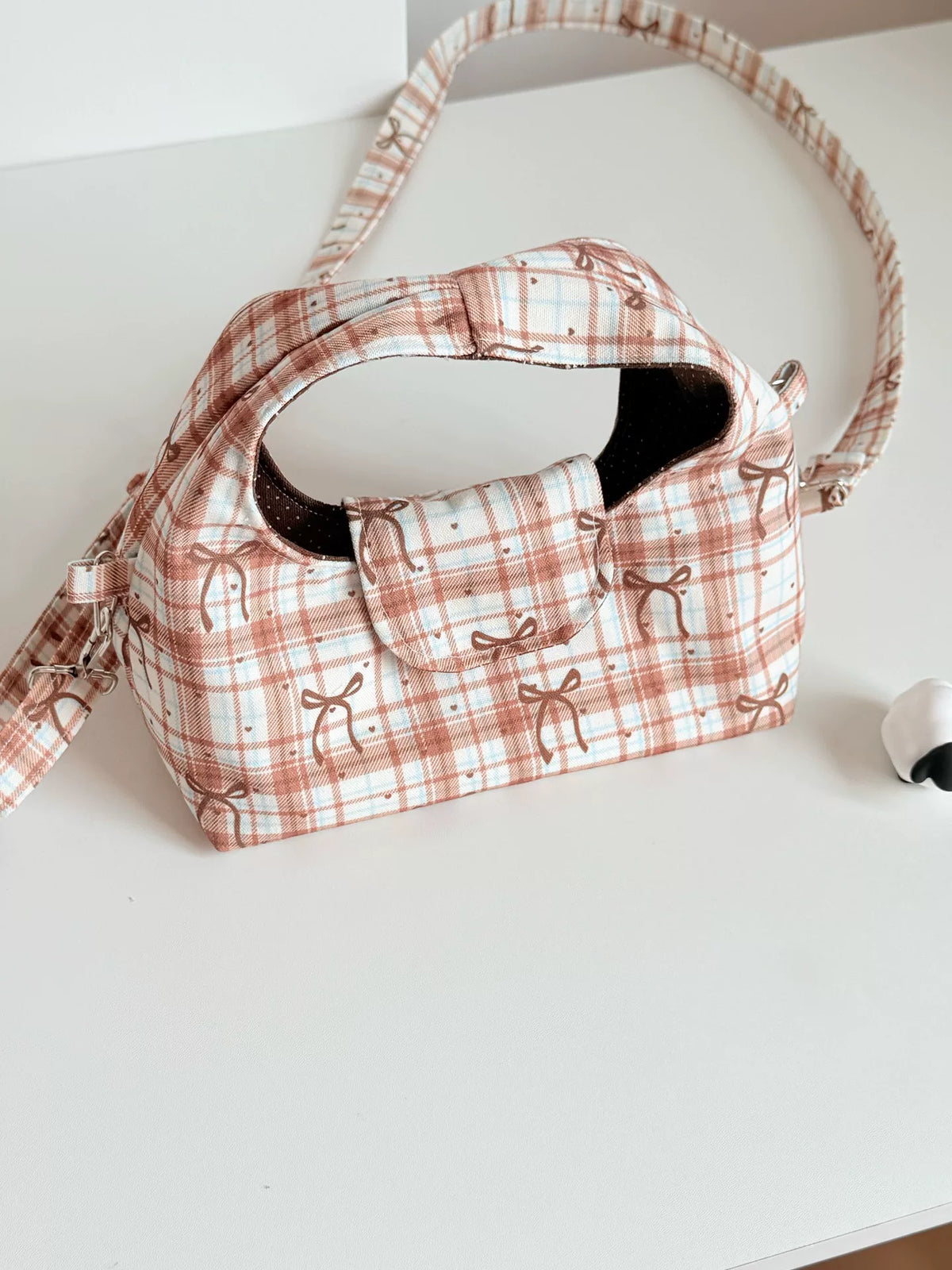 Piccola borsa a mano in tessuto tartan con stampa fiocchi