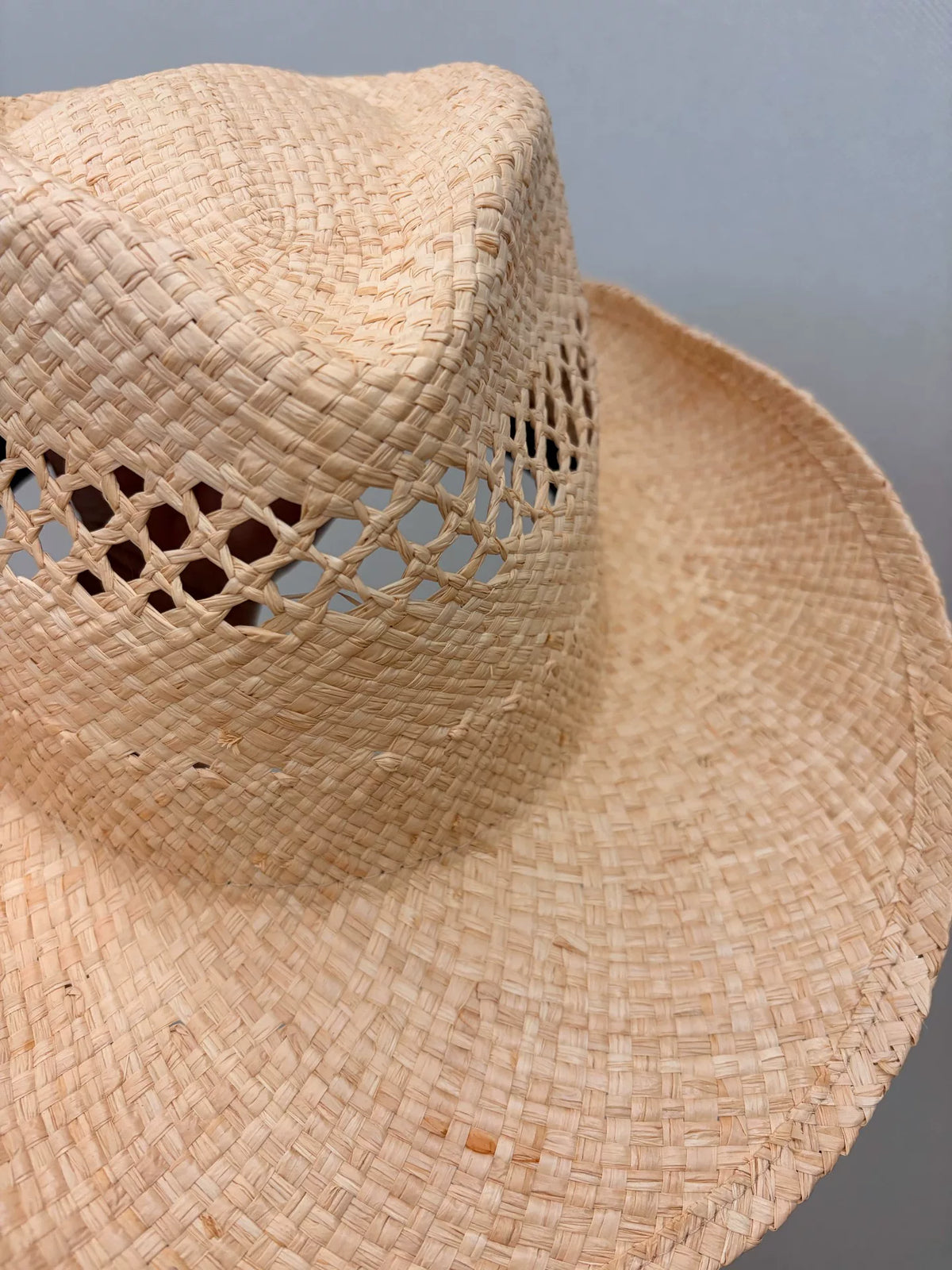 Cowboyhatt i raffiastrå med brett brätte