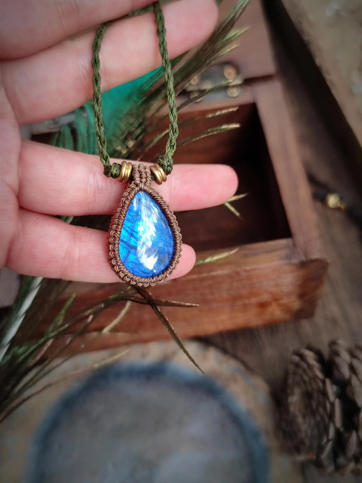 Collana con pendente in macramé e labradorite a goccia