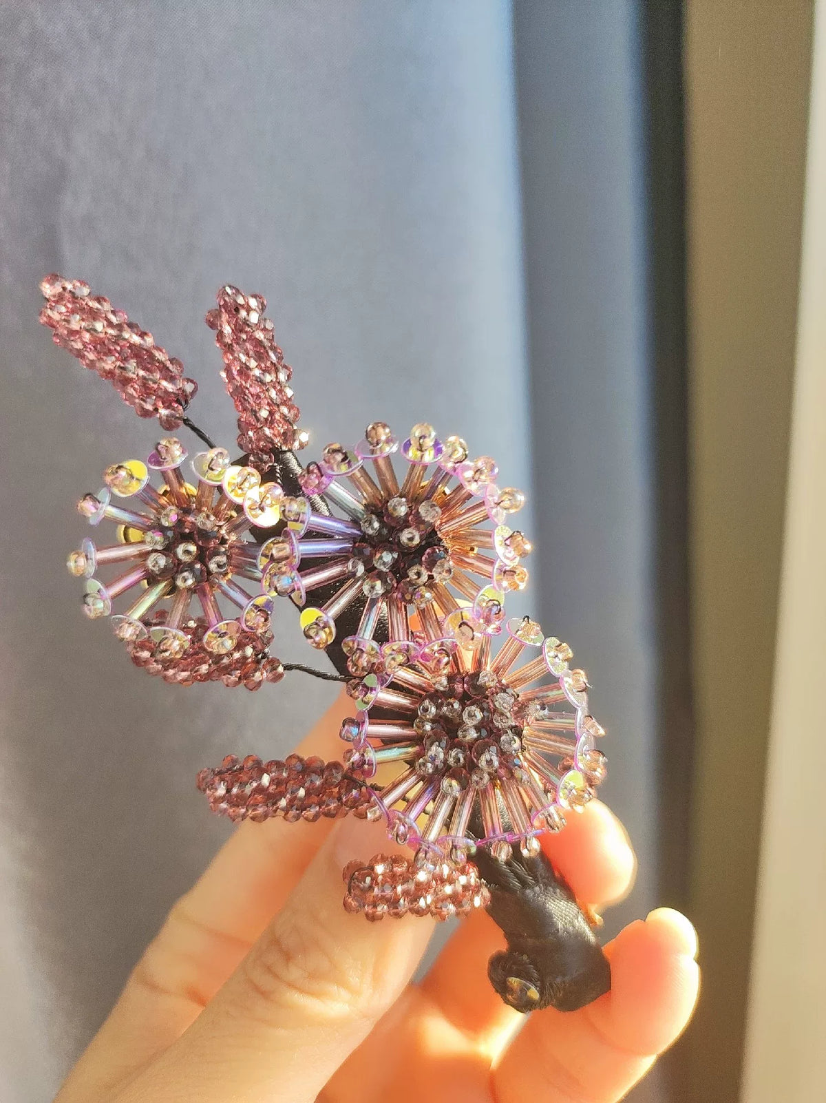 Presilha de Cabelo de Bico de Pata com Denteão em Contas