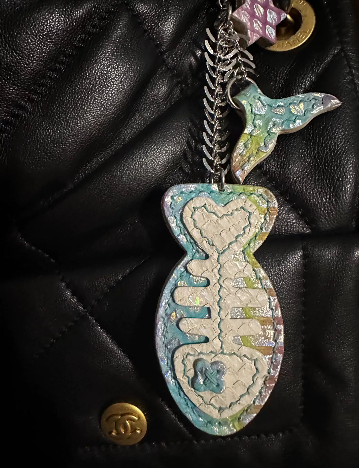 Pendentif os de poisson en cuir irisé
