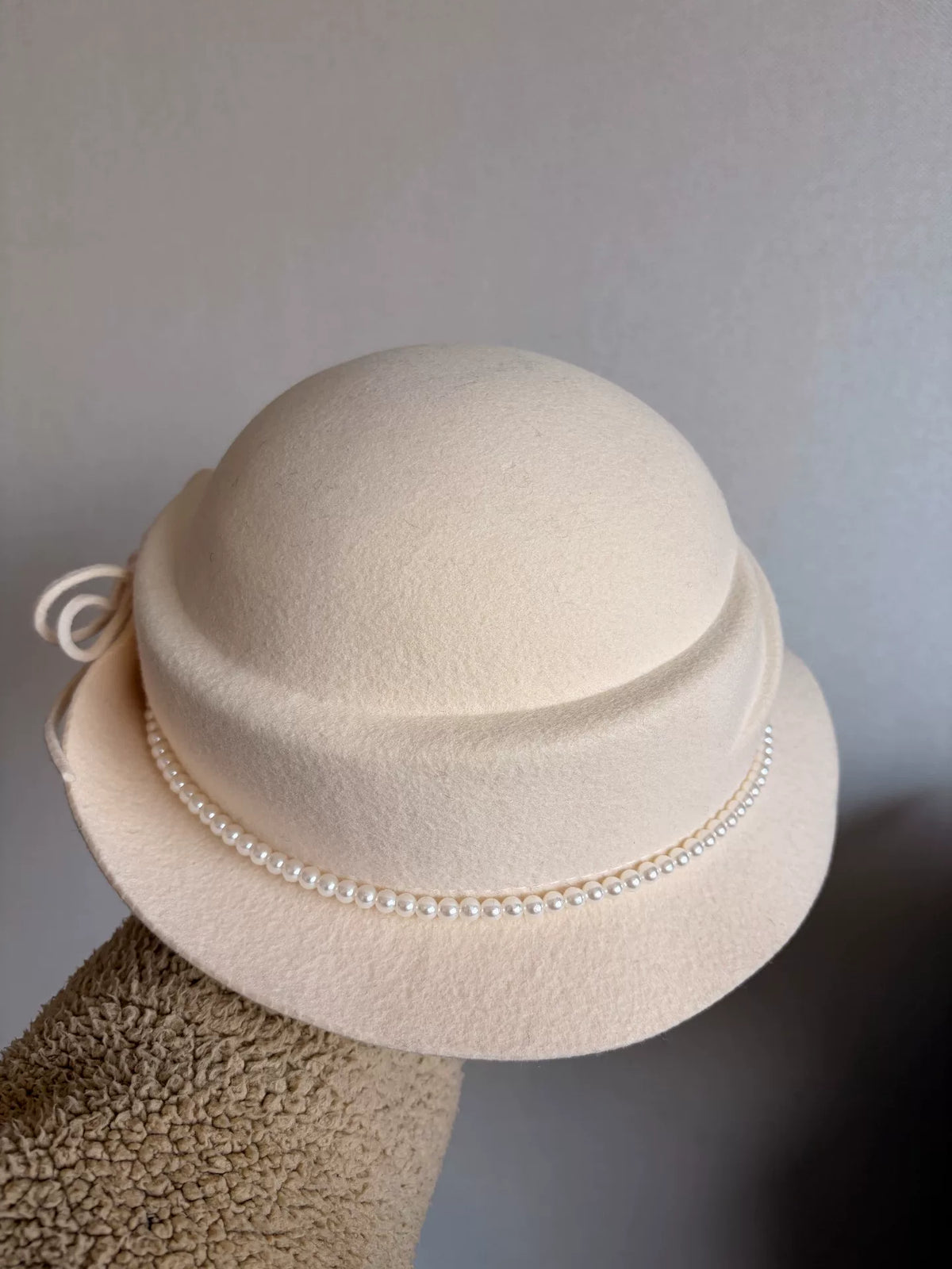 Woll-Cloche-Hut mit Perlenkette