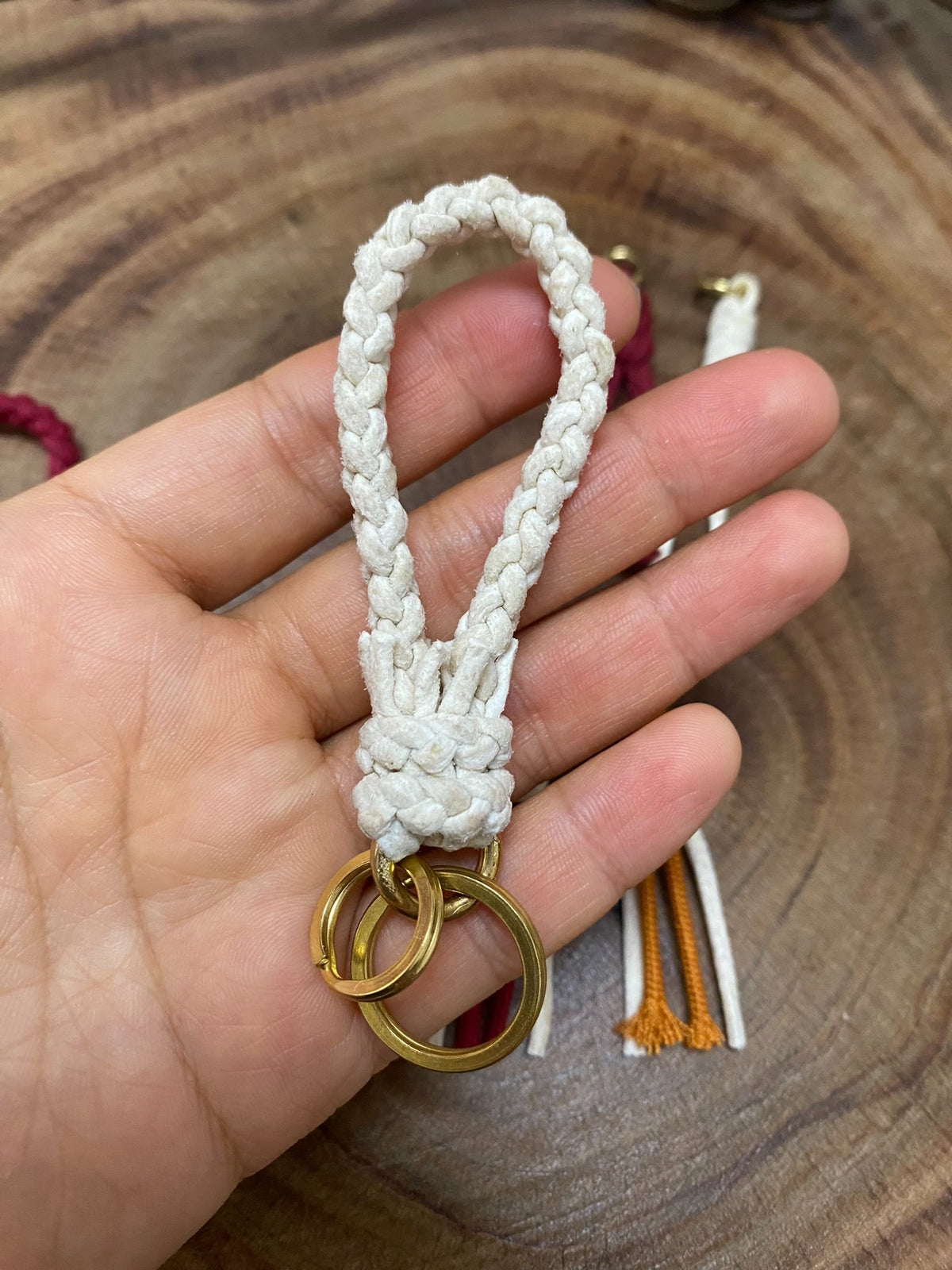 Porte-clés artisanal en cuir de mouton tressé avec anneaux en laiton