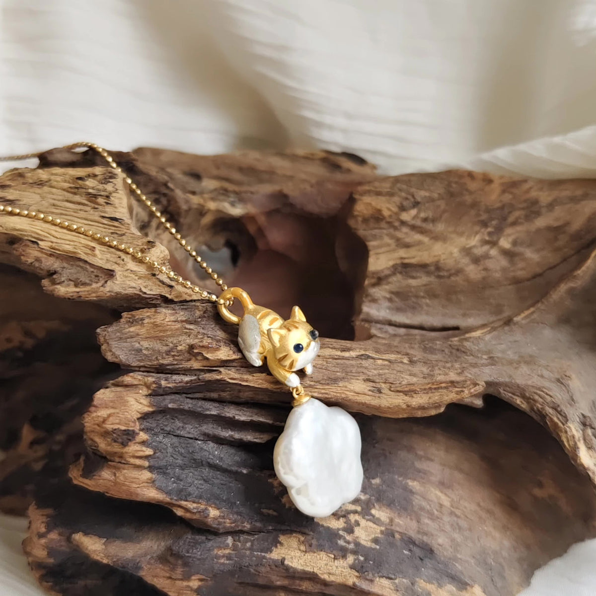 Collier chat avec perle fleur de prunier de 18 mm