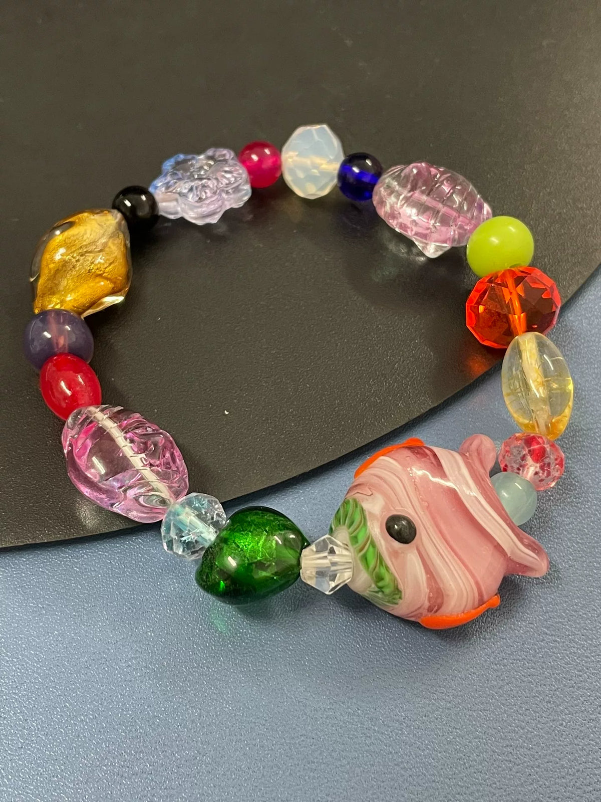 Pulsera de cristal con pez rosa y blanco