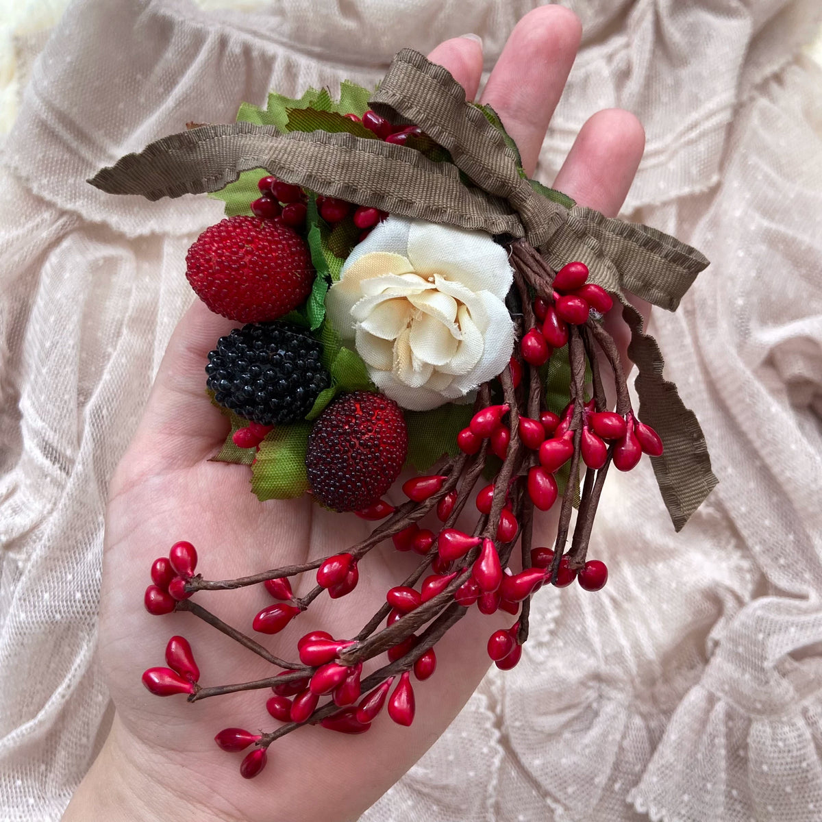 Handgefertigter Vintage-Haarclip mit roten Beeren