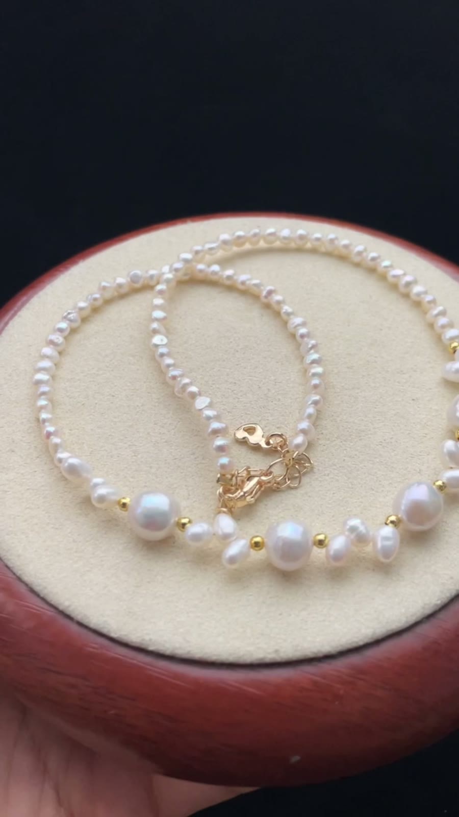 Collier ras-du-cou en perles naturelles