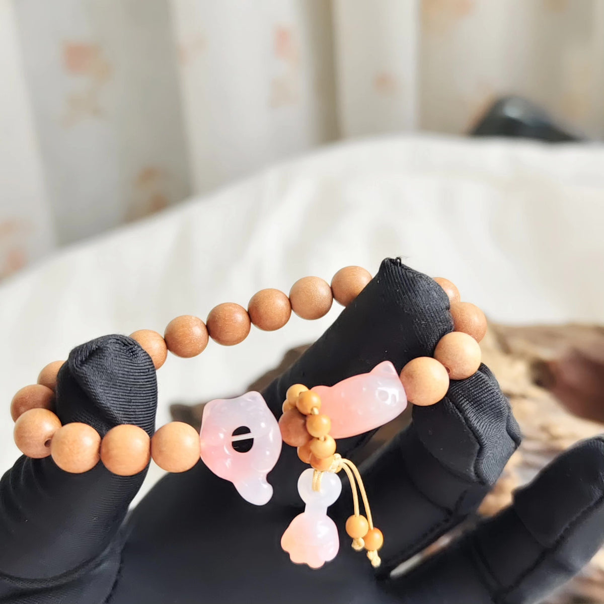 Old Mountain Sandalwood Crimson Agate Cat Bracelet