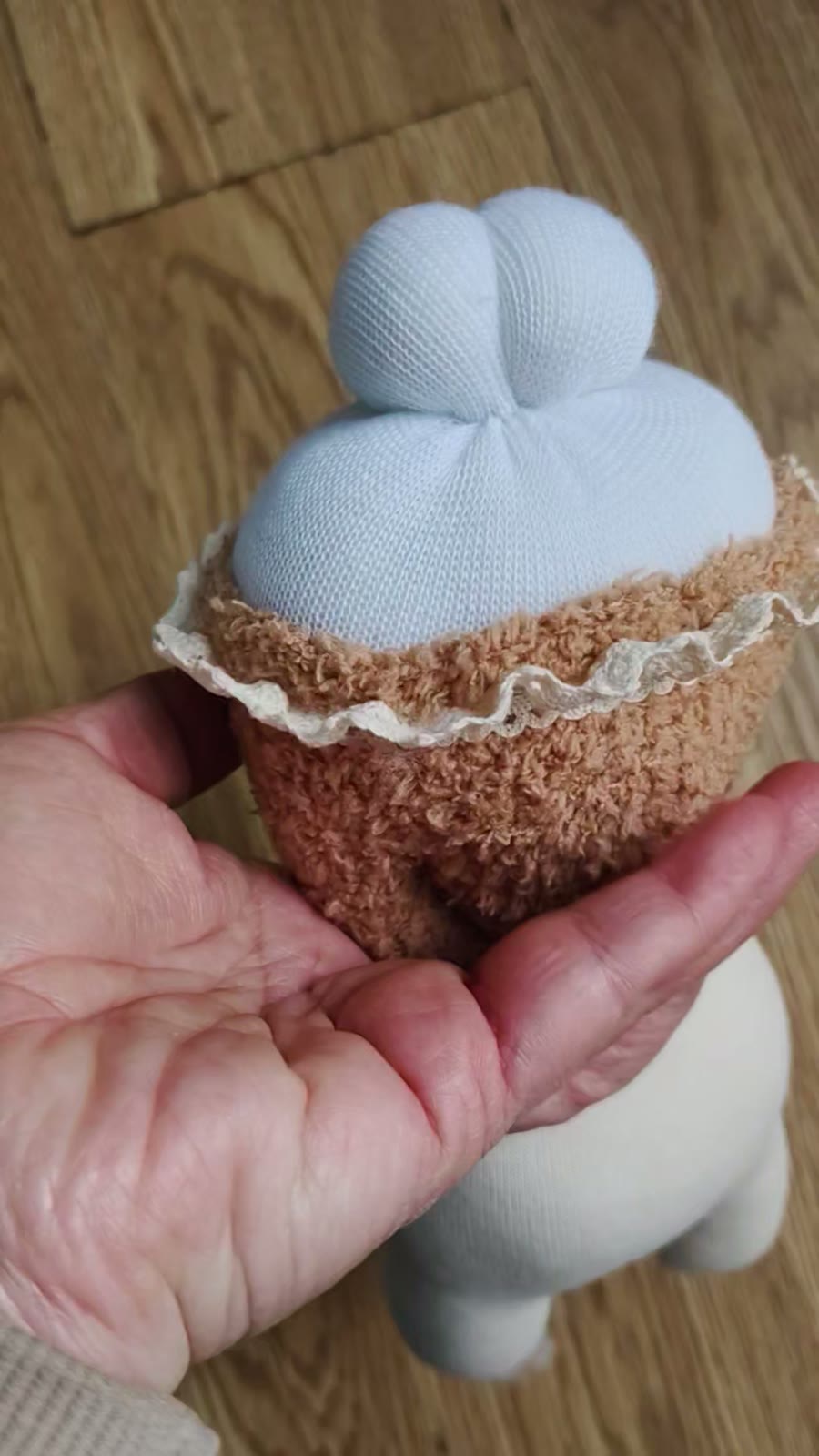 Handgemaakte konijnenpop van sokkenstof 23 cm