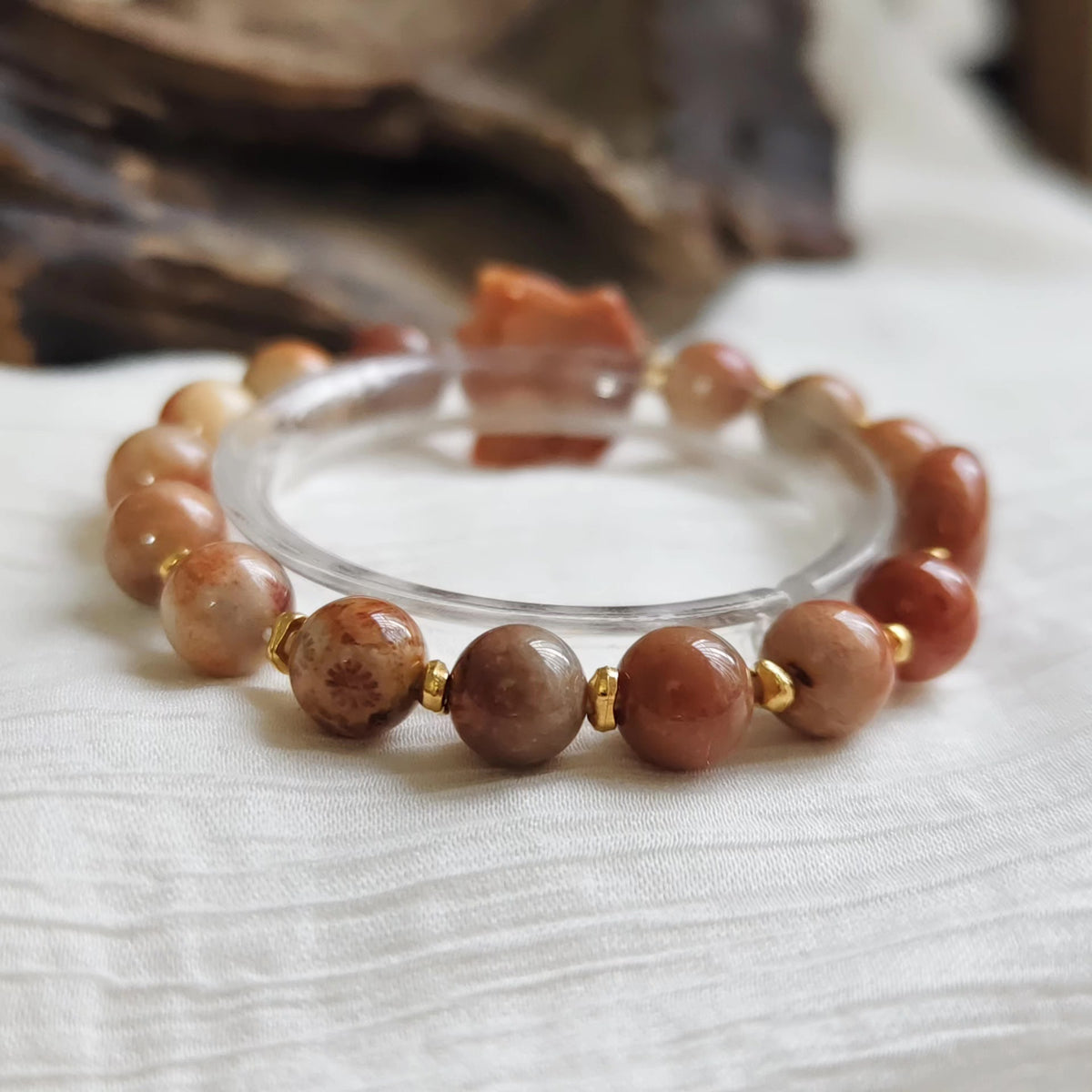 Bracelet de perles jade corail et pendentif cerf