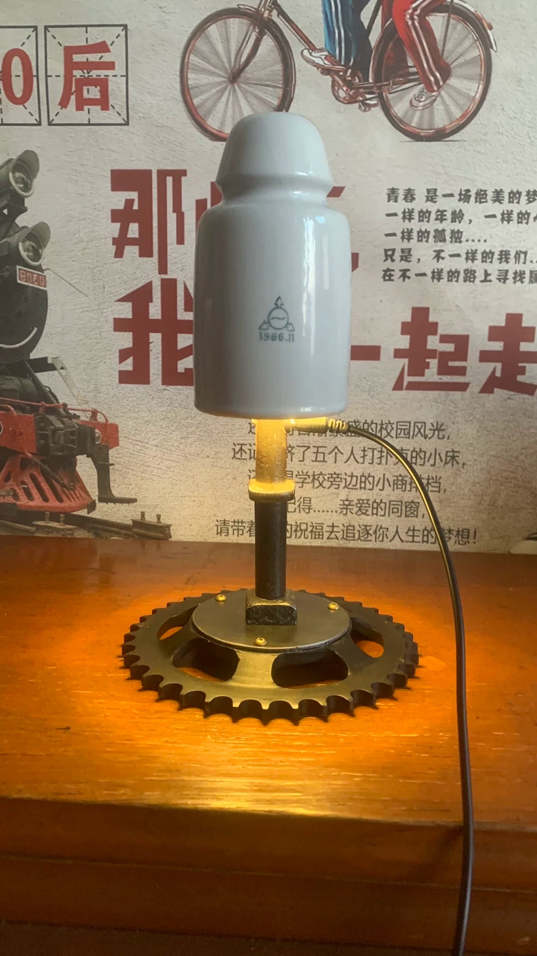 白磁器の瓜型テーブルランプ