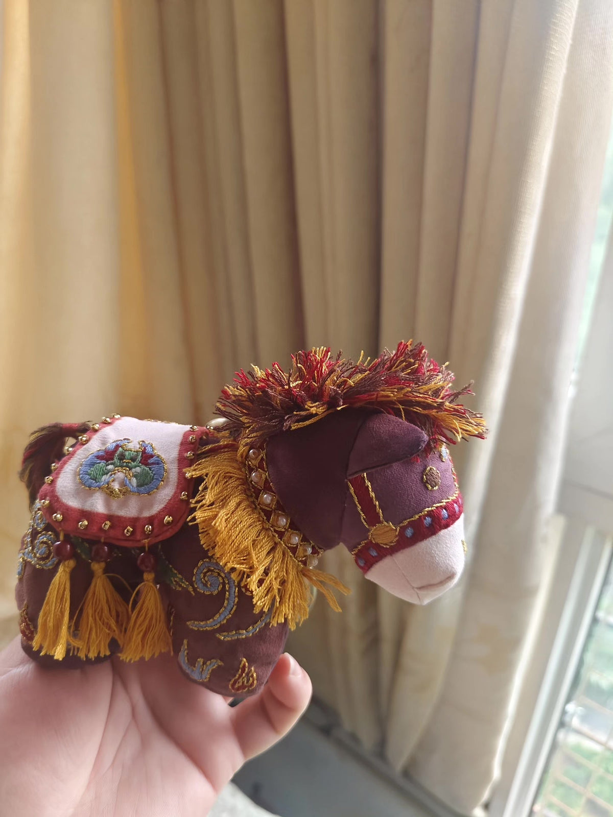 Handgakte Hani Gebordurde Paardenhanger Bordeaux