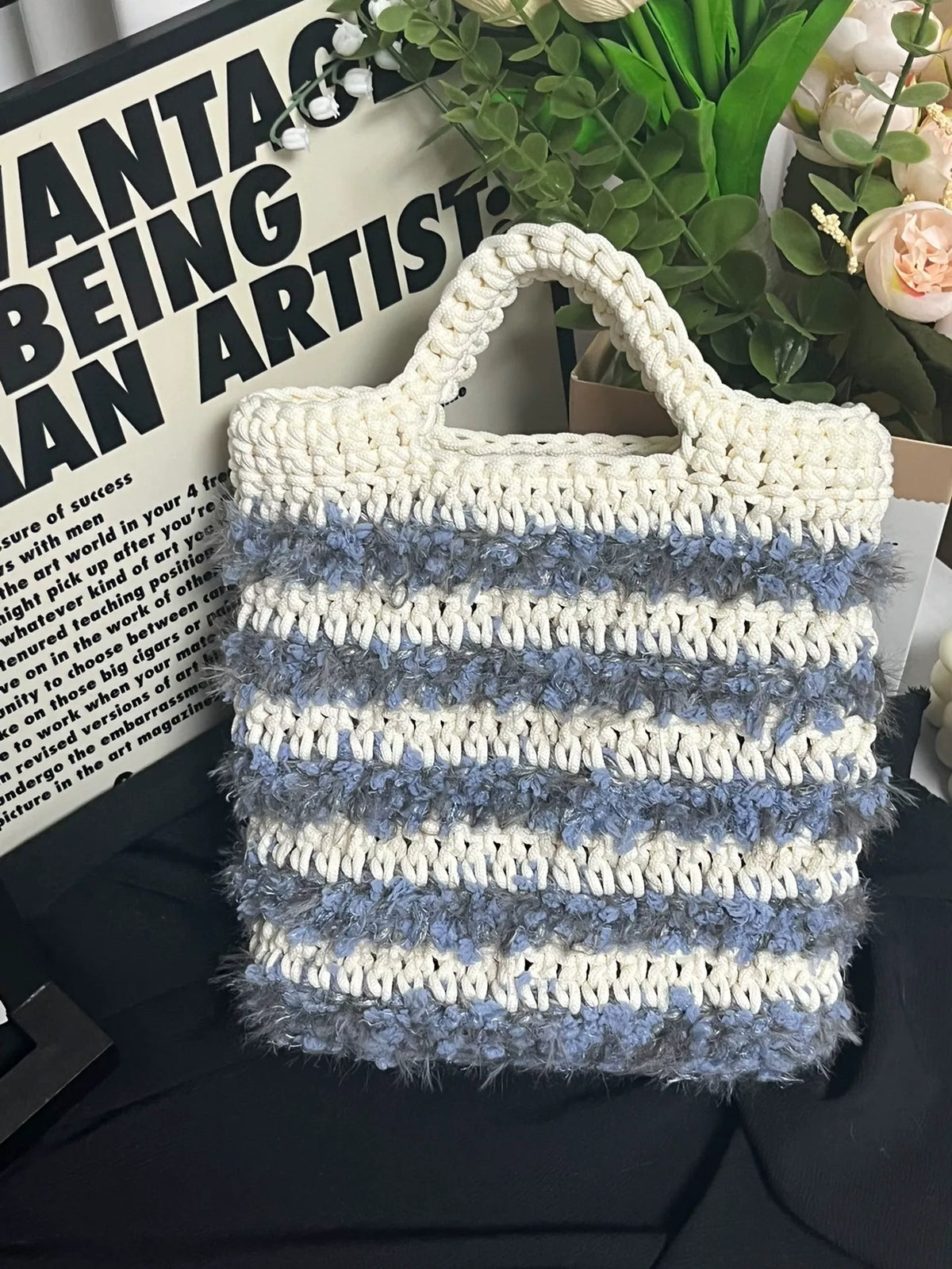 Virkad tote bag i kräm och blått