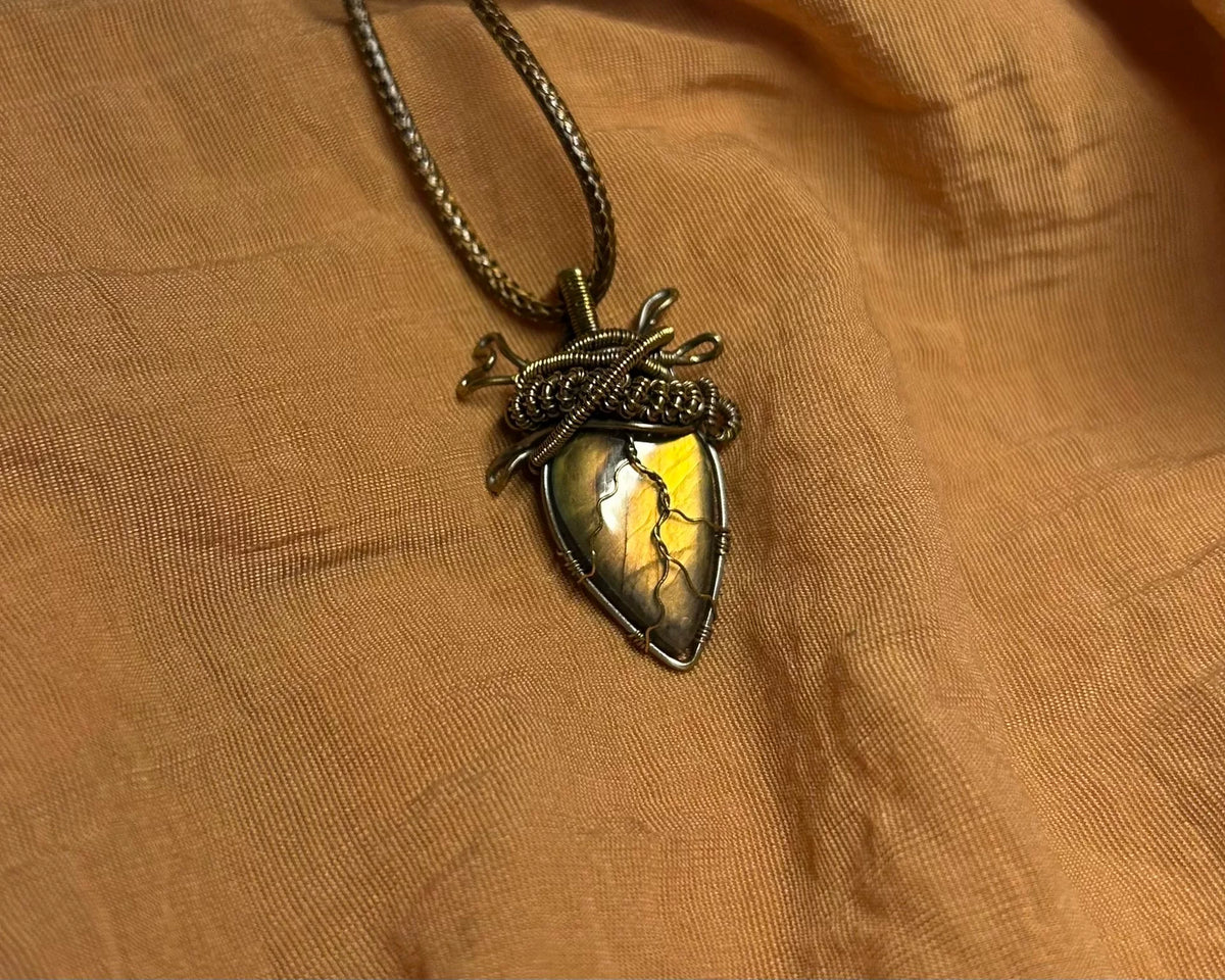 Pendentif Labrador doré et fil torsadé