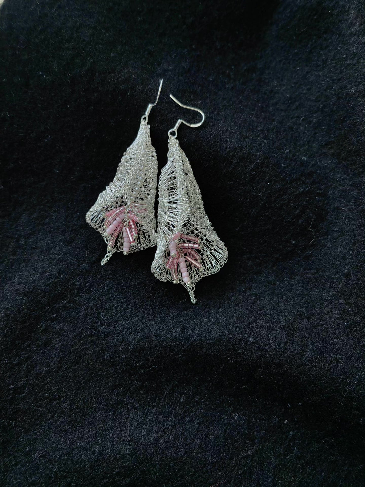 Pendientes de alambre de plata y alicata en técnica Crochet