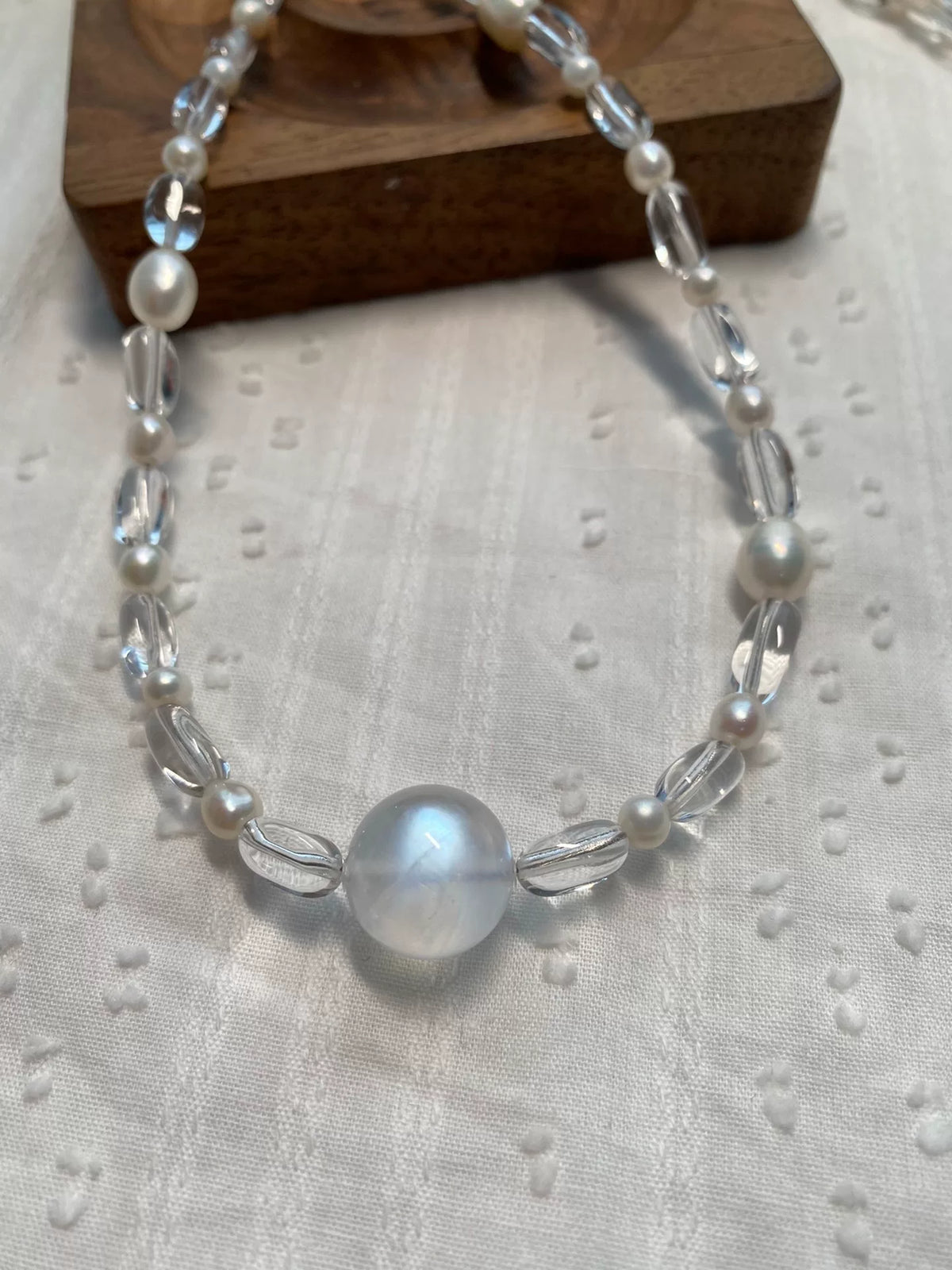 Collana lunga con pietra di luna blu, quarzo bianco e perle