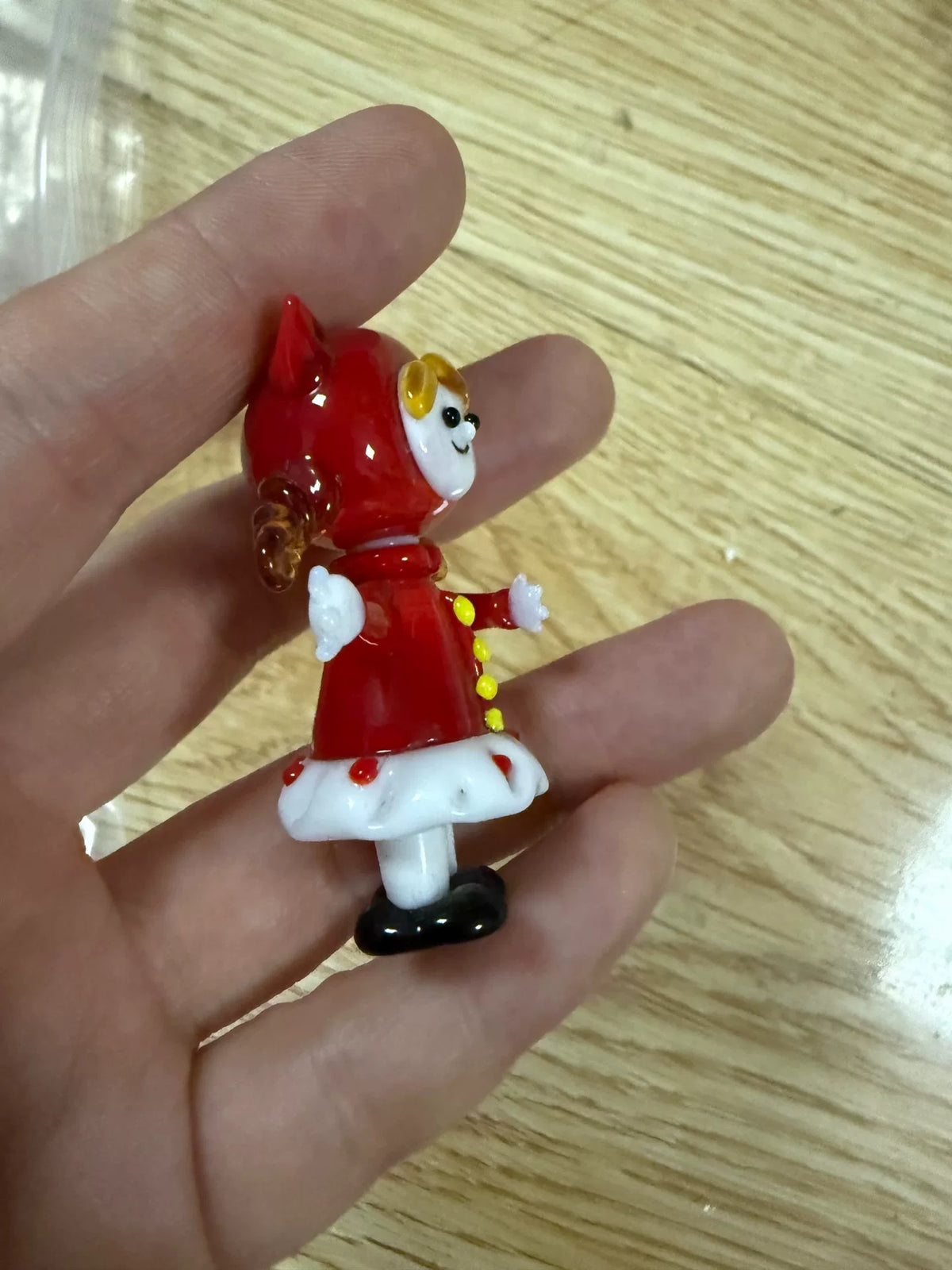 Statuina Ragazza in Vetro con Borsetta