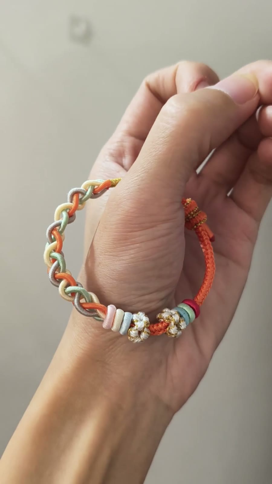 Pulsera de cordón tejida a mano en degradado naranja y gris
