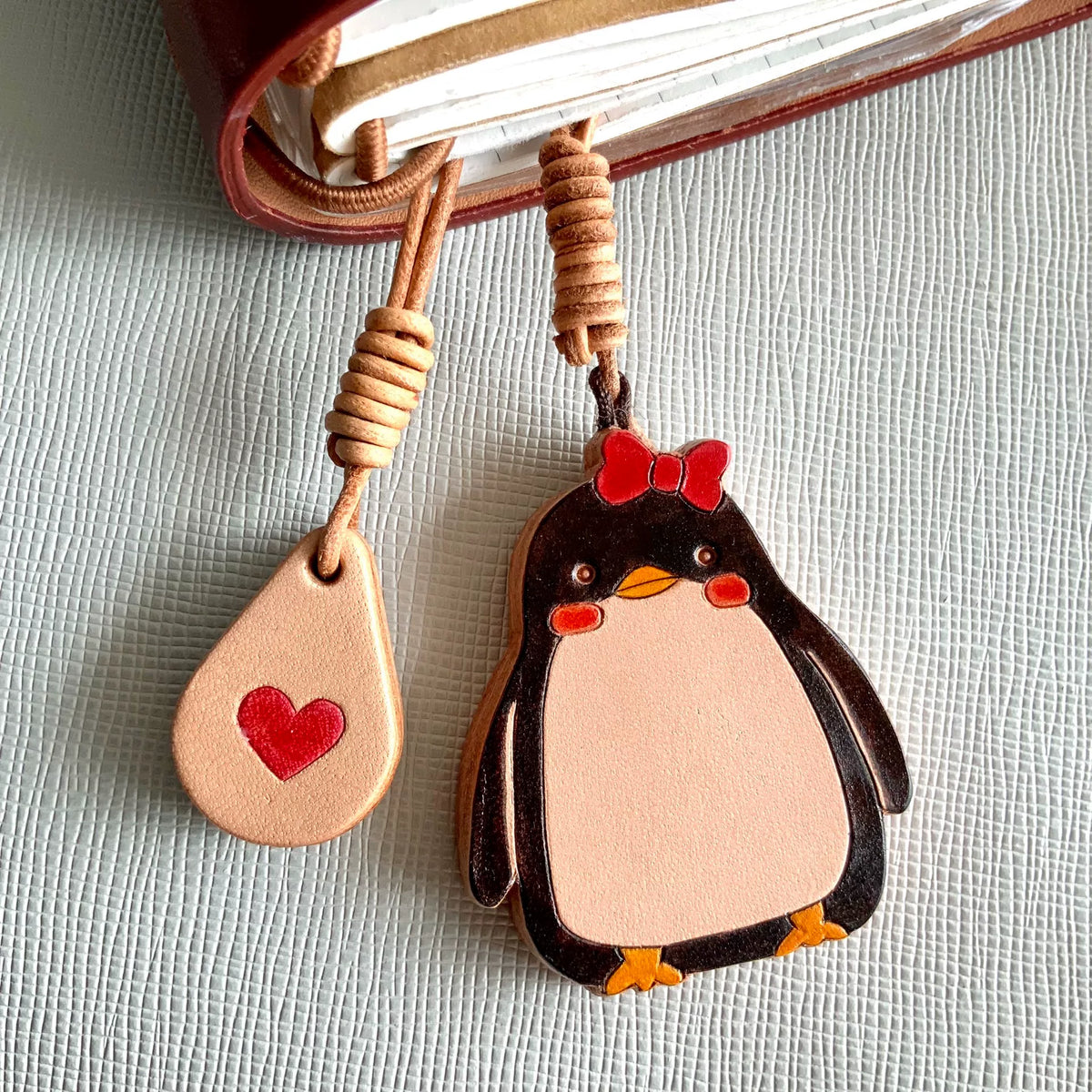 Chaveiro e Pingente de Pinguim em Couro Artesanal