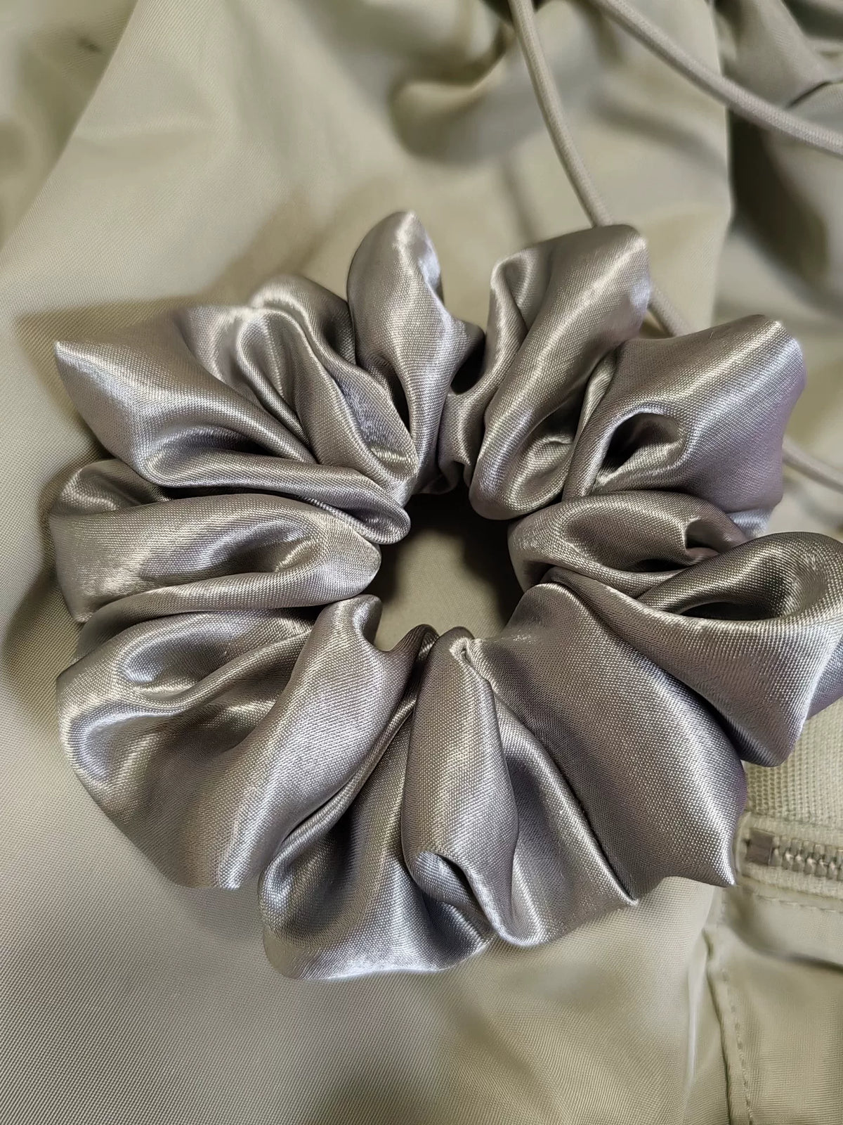Elastico in raso grigio fatto a mano