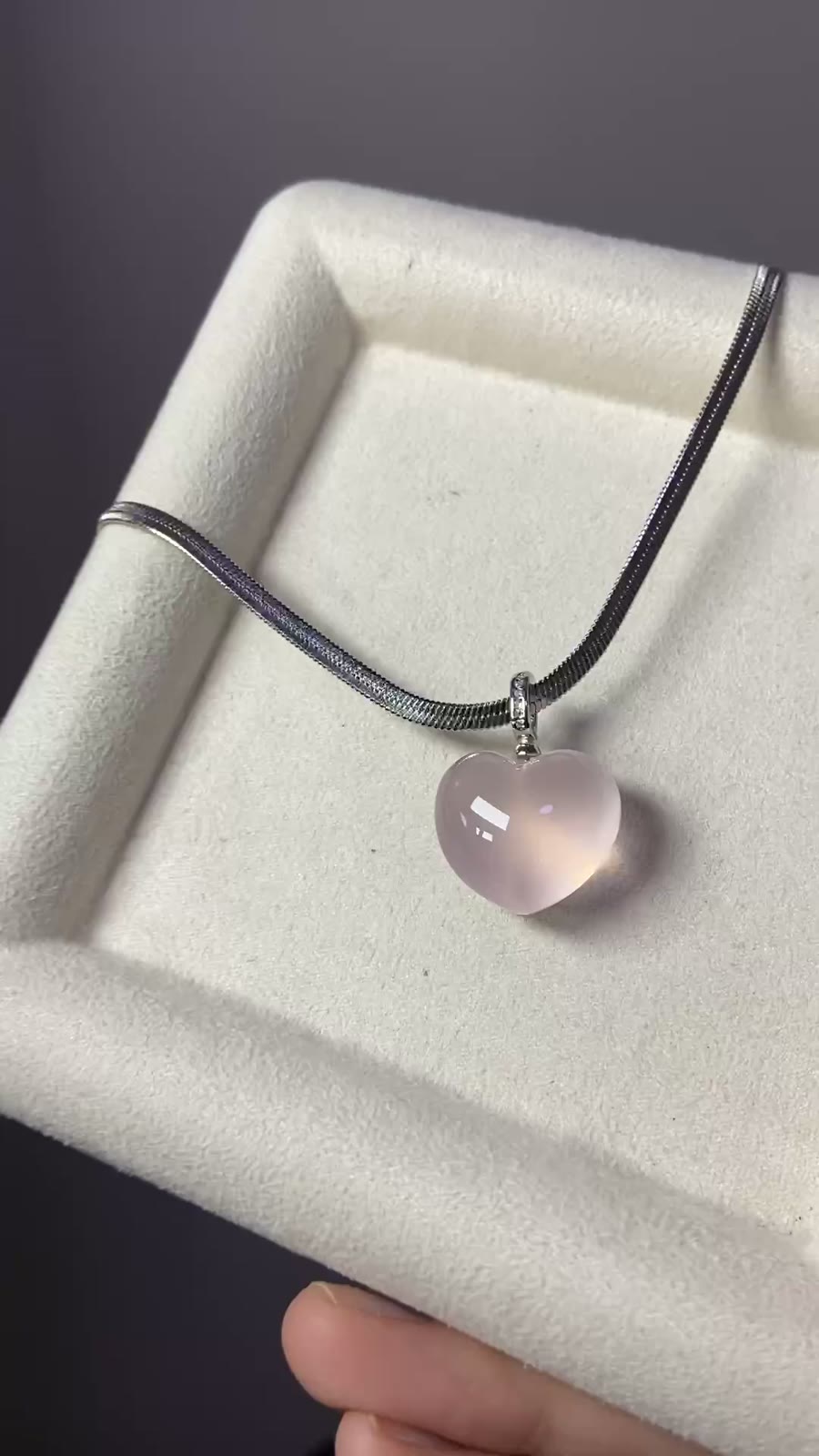 Collier pendentif cœur en cristal rose naturel