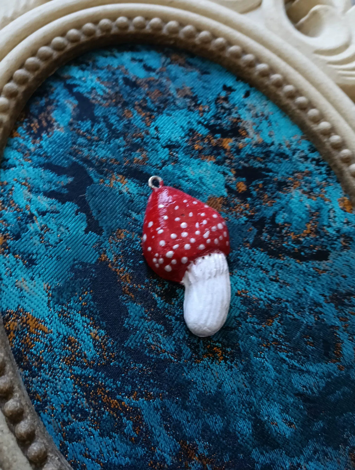Pendentif en argile champignon rouge artisanal