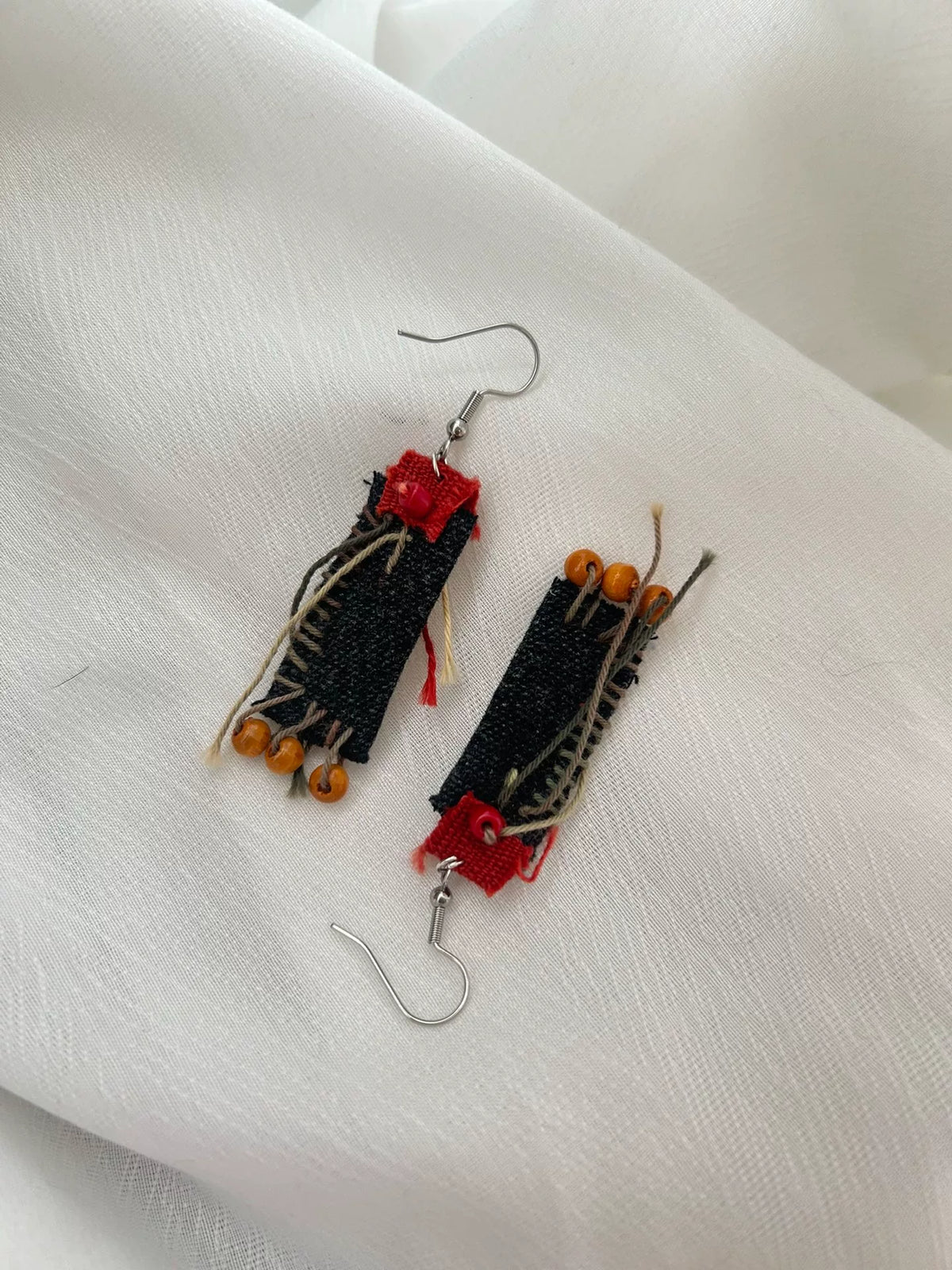 Boucles d'oreilles pendantes en tissu noir faites main