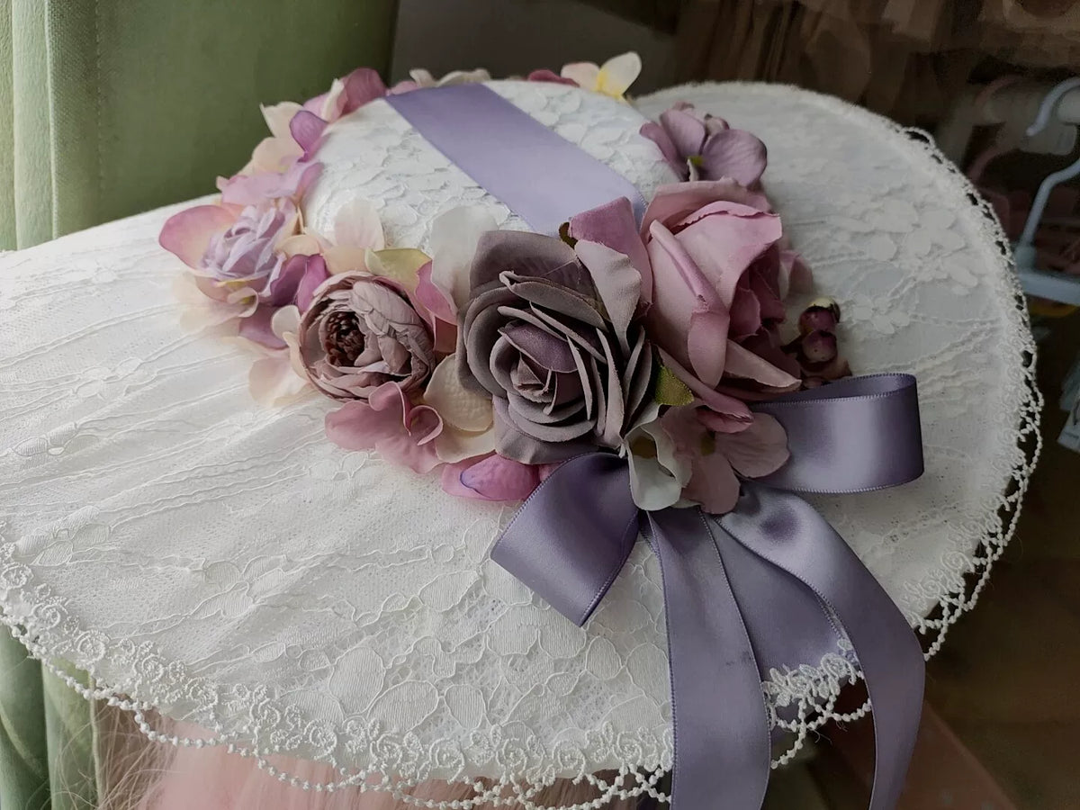 Cappello Lolita a Tesa Piatta in Pizzo Grigio-Viola con Cuffia