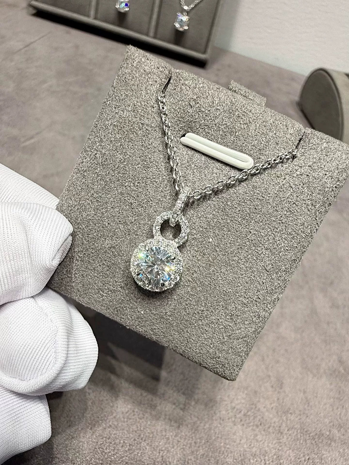 Collar de halo de doble anillo con baido en rodio