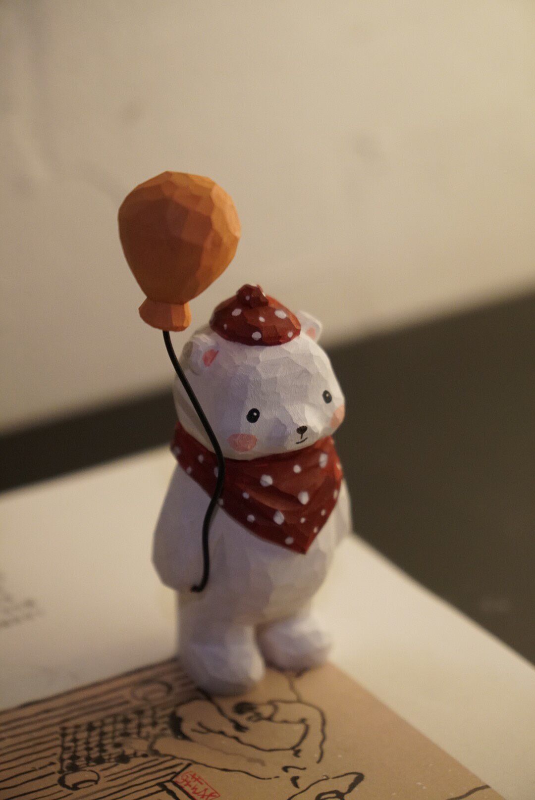 Figurine ours en bois avec ballon sculptée à la main