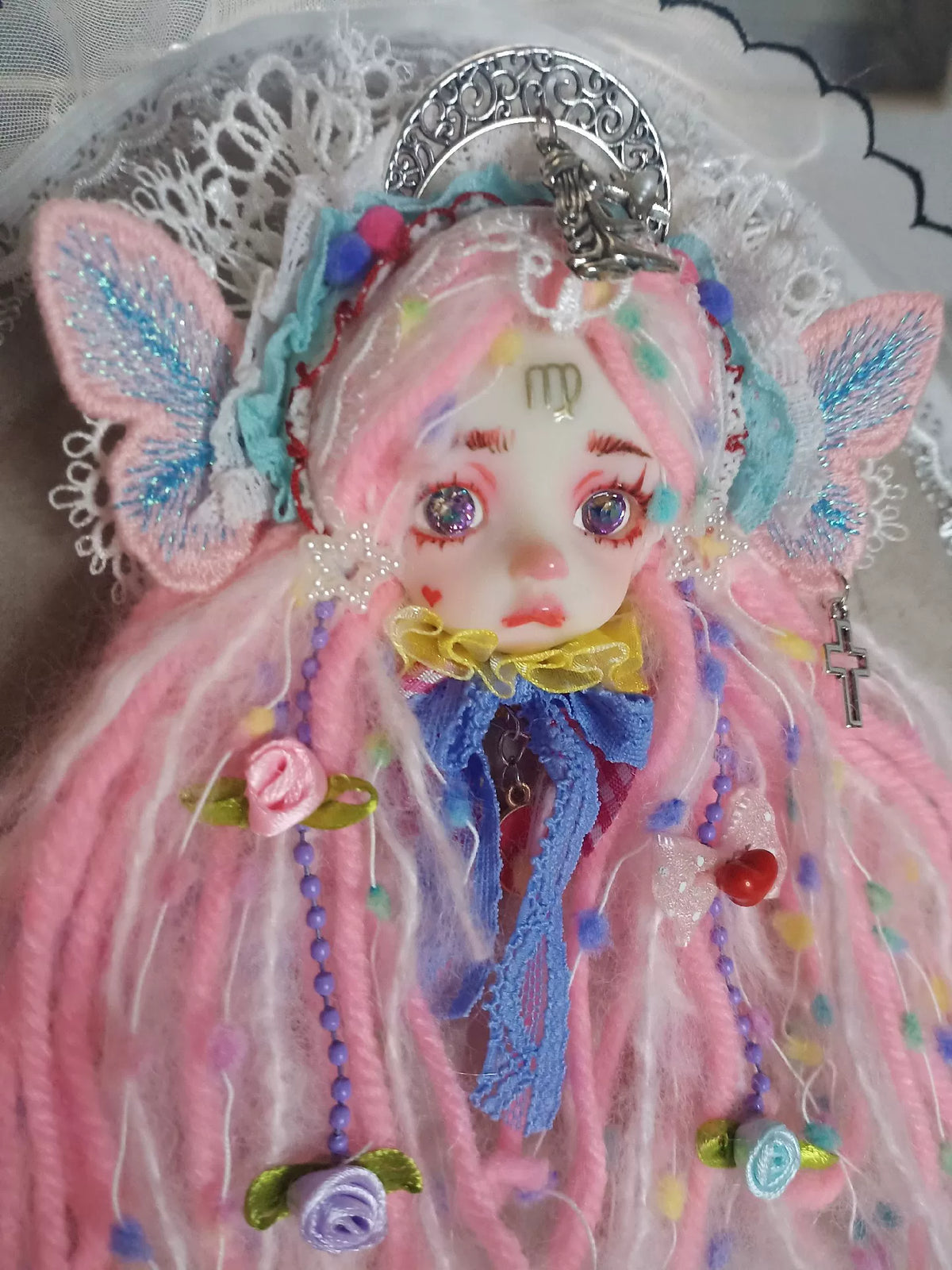Broche Tête de Poupée en Argile Polymère Artisanale