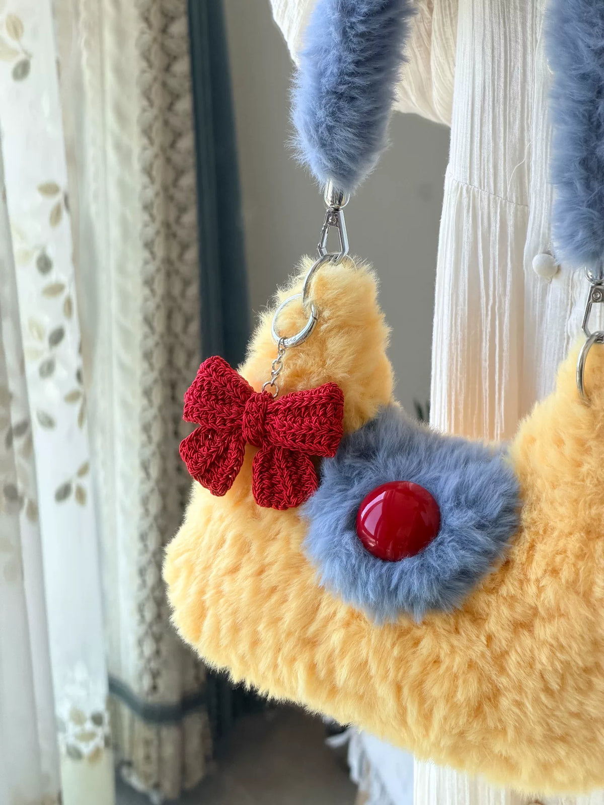 Handgehäkelte Tasche aus Plüschgarn mit blauem Riemen