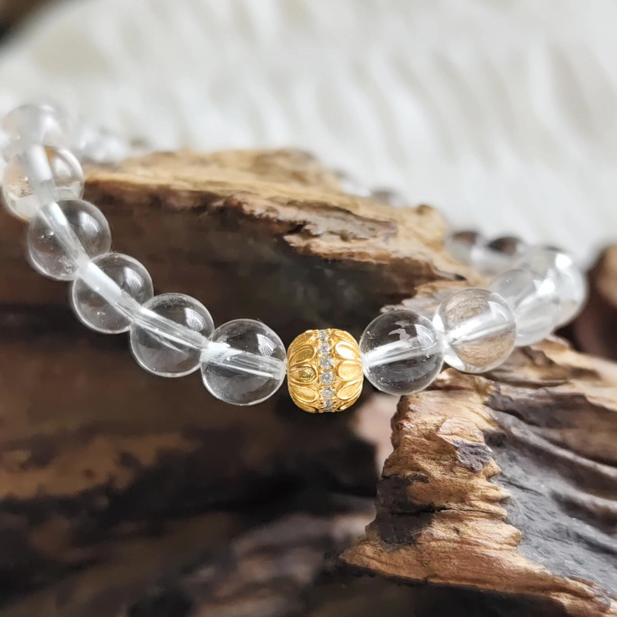 Bracelet en perles de quartz clair avec accents dorés