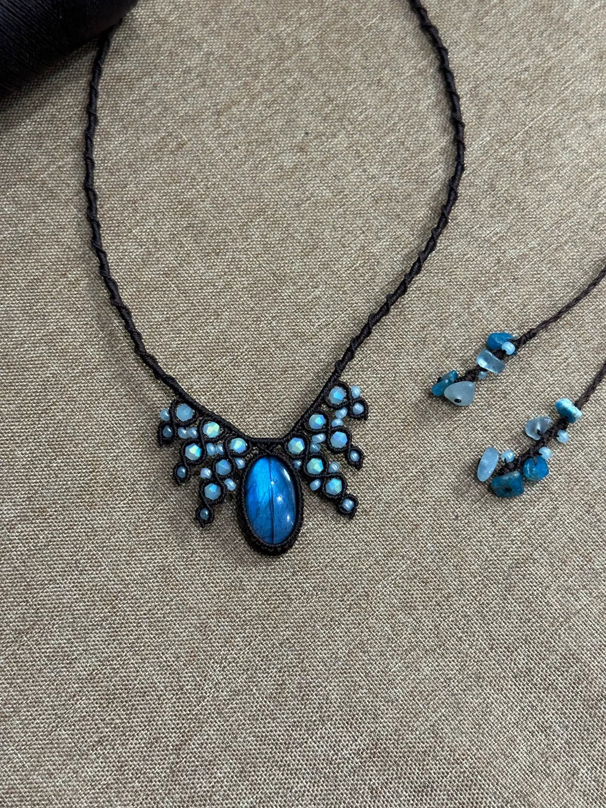 Halsband med labradorit, makramé och blå pärlor