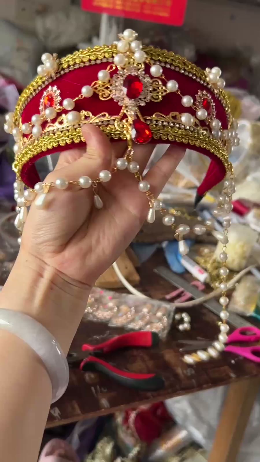 Corona Tudor Carmesí Profundo con Perlas