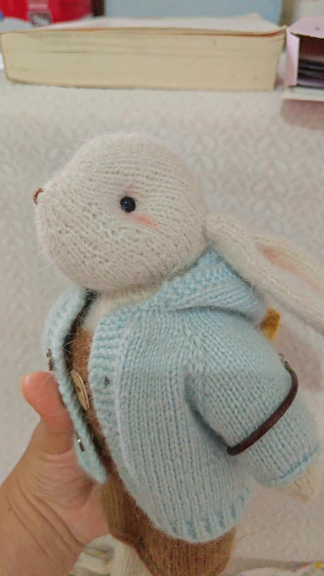Poupée lapin blanc tricotée à la main avec gilet bleu