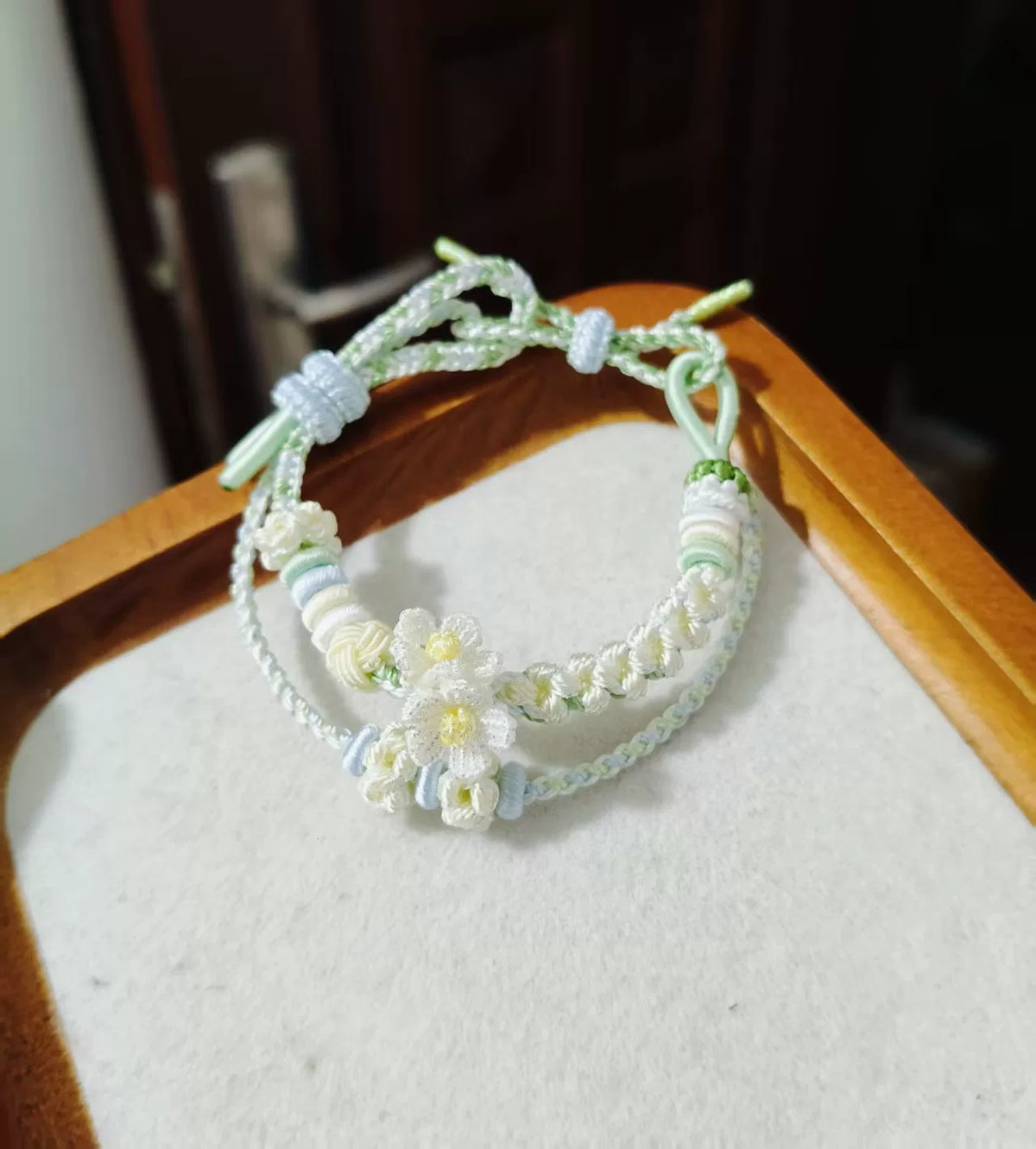 Bracelet tressé à la main en cordon vert avec fleurs blanches